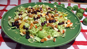 Salat med Rosenkål, appelsin, æble, tørrede tranebær og mandler